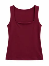 Musculosa de color bordó con escote cuadrado y tirantes anchos, de corte ajustado y diseño liso.