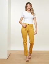 Pantalón slim de corte recto, color blanco, con pretina con pasadores, cierre y botón frontal. Cuenta con tres bolsillos delanteros y dos bolsillos ojal en la parte trasera.