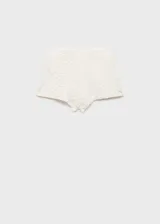 Short de crochet color crema, de tiro medio y corte recto, con forro interior.
