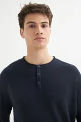 Sweater de punto color beige, de acrílico, con cuello redondo y manga larga.