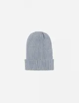 Gorro tejido de punto grueso con diseño acanalado y borde doblado.