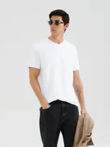 Remera básica de manga corta en color blanco, con cuello en V y diseño liso.