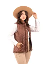 Chaleco beige capitoneado con cierre frontal y cuello de pana marrón.