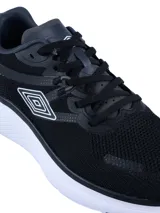 Championes deportivos Umbro modelo Invictus, color negro con suela blanca. Presentan un diseño de malla transpirable, cierre con cordones y el logo de la marca en el lateral.