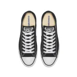 Championes urbanos Converse Chuck Taylor Ox, color negro con detalles en blanco, confeccionados en lona.