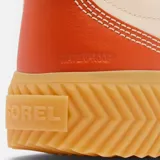 Zapatillas urbanas de cuero color crema con detalles en naranja y celeste. Suela de goma color caramelo con plataforma baja.