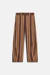 Pantalón de tiro alto con diseño de rayas verticales en tonos marrones y beige. Presenta cierre frontal con cremallera y botón, bolsillos delanteros y traseros, y un corte recto.