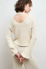 Sweater negro de punto calado con cuello redondo y mangas largas acampanadas.