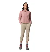 Pantalón de trekking Columbia modelo Leslie Falls Pant II, color beige, de corte entallado con tecnologías Omni-Shield y Omni-Shade, rodillas articuladas y puños ajustables con broches.