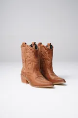 Botas texanas cortas blancas de cuero con bordados en la capellada y taco de madera.