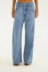 Pantalón de jean de tiro medio y corte wide leg, confeccionado en denim lavado de color celeste. Presenta diseño de perneras amplias, bolsillos funcionales y cierre frontal con botón y cremallera.
