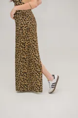 Vestido largo con estampado animal print de leopardo, escote halter y espalda descubierta.