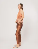 Musculosa gris de crepe sin mangas, con escote redondo y corte combinado en el mismo tono.