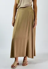 Falda larga color ladrillo, de corte evasé y cintura alta.