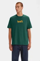 Remera verde con logo Levi's estampado en el pecho, corte estándar y mangas cortas.
