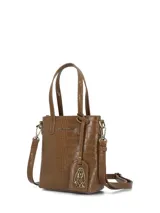 Cartera tipo bolso de mano color marrón con textura efecto cocodrilo. Cuenta con doble asa superior, correa ajustable y desmontable, cierre principal con cremallera y un llavero decorativo con el logo de la marca.