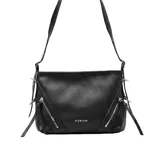 Cartera bandolera de cuero negro con textura granulada, diseño estructurado, cierre principal superior y dos bolsillos frontales con cierres metálicos diagonales. Incluye correa larga ajustable y herrajes plateados.