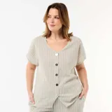 Camisa de manga corta a rayas verticales en tono beige y gris, con cuello en V y cierre frontal de botones decorativos.