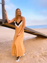 Vestido largo color mostaza con escote en V, breteles finos y corte holgado.