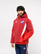 Campera de abrigo Umbro del Club Nacional de Football, con diseño de bloques de color en azul, blanco y rojo. Cuenta con capucha ajustable, cierre frontal y logo de la marca junto al escudo del club en el pecho.