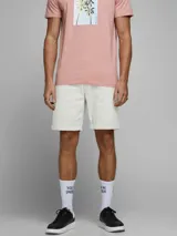 Short chino de jean regular fit color blanco off-white, con efecto lavado, bolsillos laterales y dobladillo revuelto en las piernas.