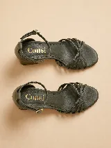 Sandalias de tacón bajo marca Consi, color blanco, con múltiples tiras finas cruzadas en la parte delantera y tira ajustable con hebilla en el tobillo.