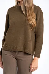 Sweater de lana color beige con diseño de motas multicolores, corte oversize, cuello redondo y puños y ruedo acanalados.