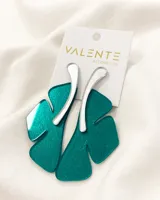 Aros colgantes con forma de hoja de monstera color verde esmeralda brillante y herraje plateado.