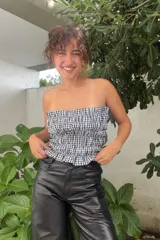 Top strapless de algodón con estampado de cuadros vichy en blanco y negro, con diseño de nido de abeja y terminación con volado.