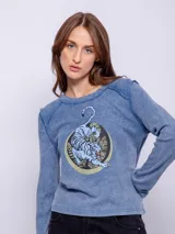 Remera de manga larga azul con cuello redondo y costuras a la vista. Estampa frontal de un tigre en un círculo.