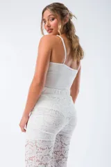 Pantalón palazzo blanco de encaje con cintura elástica.