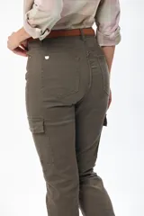 Pantalón cargo color beige, de corte recto, con bolsillos laterales con solapa y cinturón marrón.