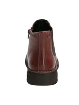 Bota corta de cuero color marrón, estilo Chelsea, con paneles elásticos laterales y suela gruesa con hendiduras.
