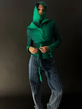 Chaqueta roja de lana merino afieltrada con teñido degradé. Tiene cuello grande y lazos para atar en la cintura.