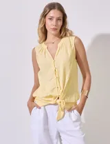 Blusa amarilla sin mangas de lino y rayón, con cuello a la base y escote en V, abertura central con botones y terminación anudada.