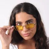 Lentes de sol con marco metálico dorado de forma rectangular y cristales oscuros. Cuentan con protección UV400.