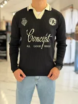 Sweater marrón de tejido de punto acanalado, con cuello polo en color marfil y cierre frontal en V. Presenta inscripciones y logotipos bordados en el pecho, incluyendo la palabra "Concept" en tipografía cursiva y "ALL GOOD FEELS" en la parte inferior.