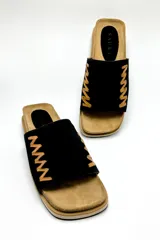 Sandalias bajas color marrón, con base de corcho y tira ancha de gamuza con pespuntes decorativos en hilo dorado.