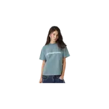 Remera oversized verde de cuello redondo y manga corta, con estampa frontal del logo de la marca en color blanco.