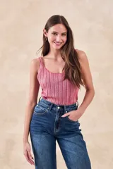 Top sin mangas de tejido de punto acanalado con acabado metalizado, de corte al cuerpo y escote redondo.