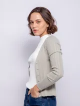 Cardigan de punto acanalado en color marrón, con escote en V, cierre frontal con botones a tono y mangas largas ajustadas.