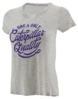Remera de cuello redondo y manga corta en color gris jaspeado. Presenta un estampado frontal con la frase 'One & Only Caterpillar Quality' en color violeta y una pequeña etiqueta de la marca en el ruedo inferior.