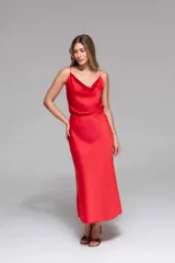 Falda larga roja de satén con cintura elástica y corte recto.