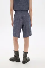 Bermuda azul de viscosa, corte recto y tiro alto.