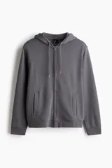 Campera con capucha de felpa color gris oscuro, con cierre frontal, cordón ajustable en la capucha, bolsillos laterales y puños y bajo acanalados. Corte estándar.