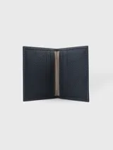 Tarjetero marrón de cuero con costuras a tono.