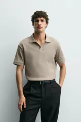 Polo regular fit color verde militar con textura acanalada vertical, cuello solapa con abertura frontal, manga corta y acabados en rib.
