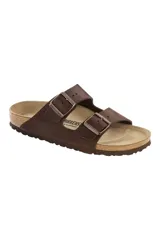 Sandalias Birkenstock Arizona de cuero engrasado color marrón, con plantilla anatómica de corcho y suela de goma EVA.
