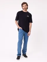 Remera de manga corta color blanco, con cuello redondo y logo de la marca Rusty estampado en pequeño en el pecho. Presenta un corte regular fit.