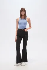Pantalon de jean estilo oxford de tiro alto, con costuras frontales verticales y ruedo deshilachado.